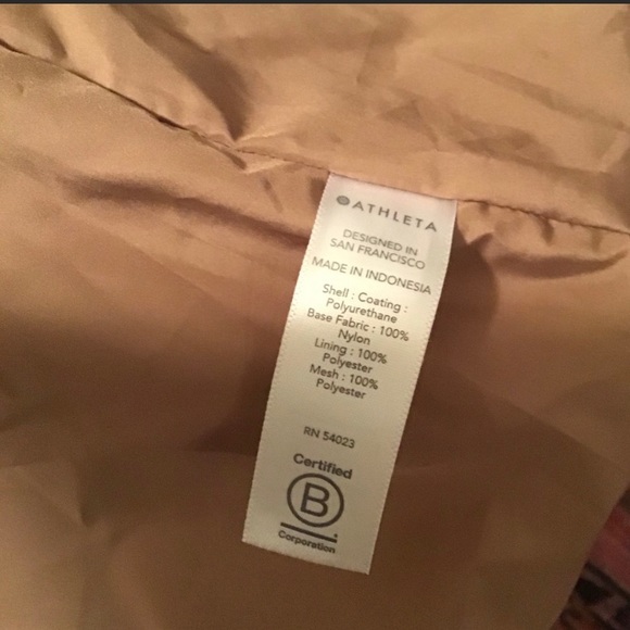 Athleta forecast rain jacket with hood- Excellent condition - Picture 4 of 4